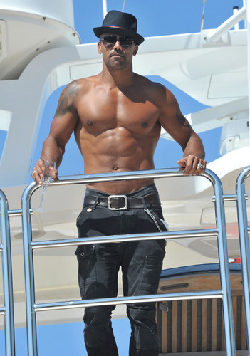  Shemar Moore Sips Champagne on a Yacht