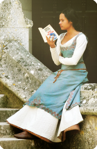  Angel Coulby BTS Pierrefonds