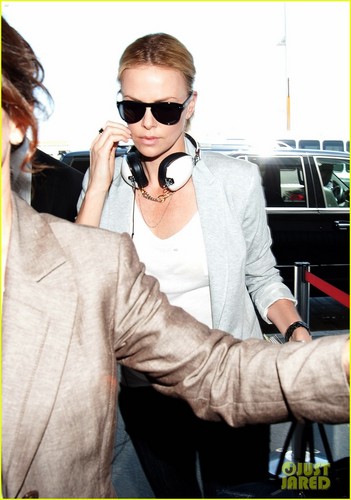  Charlize Theron: Memorial दिन Flight to NYC