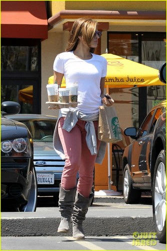  Eva Mendes: Sunday Starbucks Run