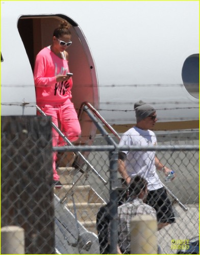  Jennifer Lopez: Hot rosado, rosa Private Plane Arrival
