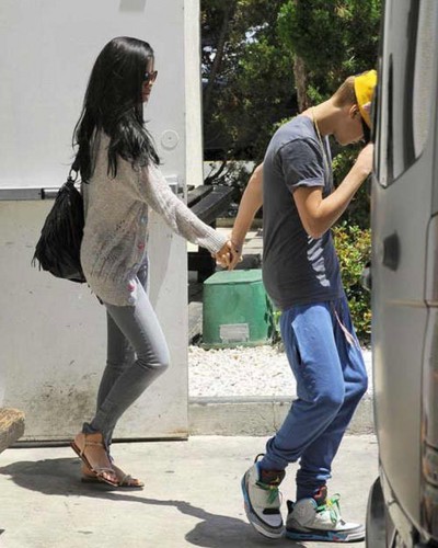 Justin Bieber & girlfriend Selena Gomez (26 May)