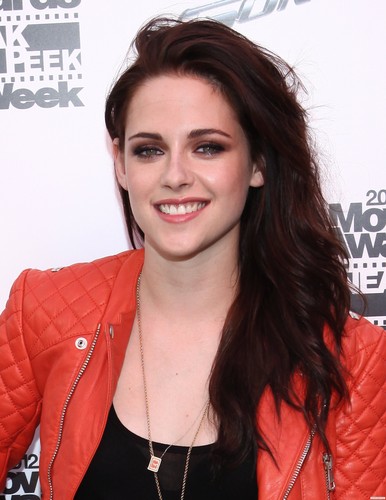  Kristen at the "Snow White and the Huntsman" Q&A 粉丝 event in LA.