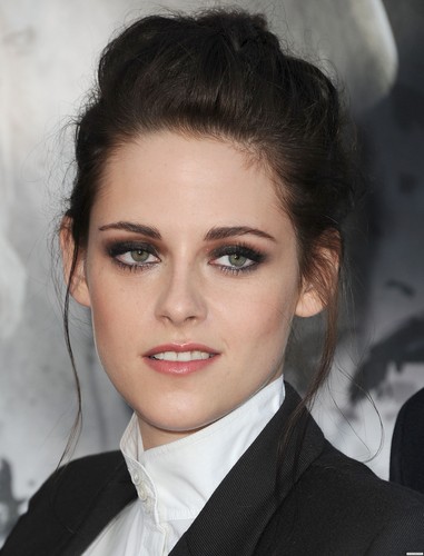 Kristen at the "Snow White and the Huntsman" screening in LA. 