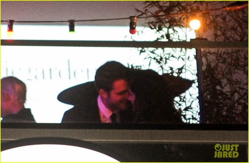  Robert Pattinson & Kristen Stewart চুম্বন at Cannes Film Festival
