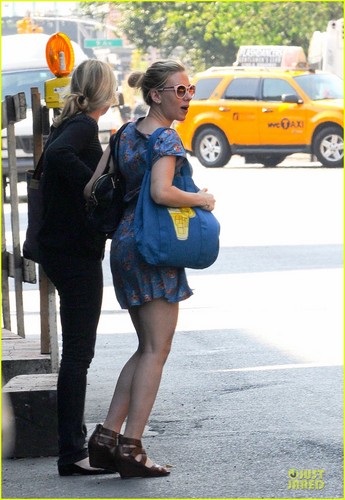  Scarlett Johansson Catches a Cab