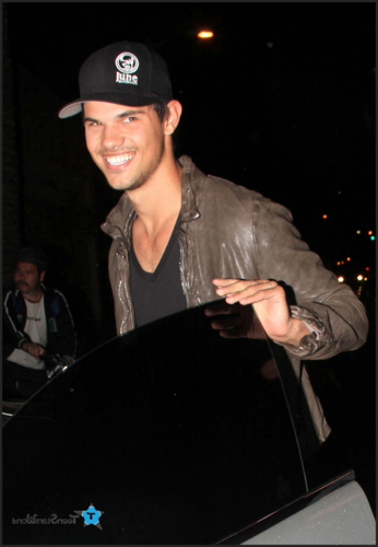  Taylor - Out and about in Hollywood - April 30, 2012