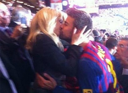 The passionate kiss between Piqué and Shakira 