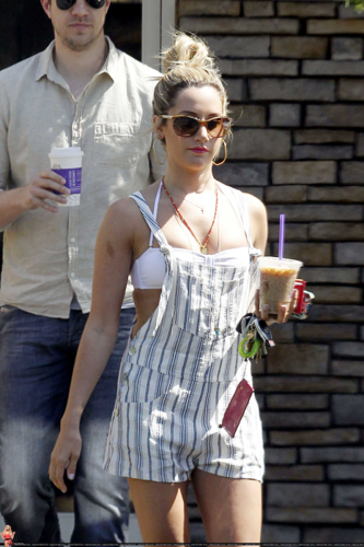  Ashley - Leaving the Coffee سیم, پھلی & چائے Leaf with Scott in Toluca Lake - May 27, 2012