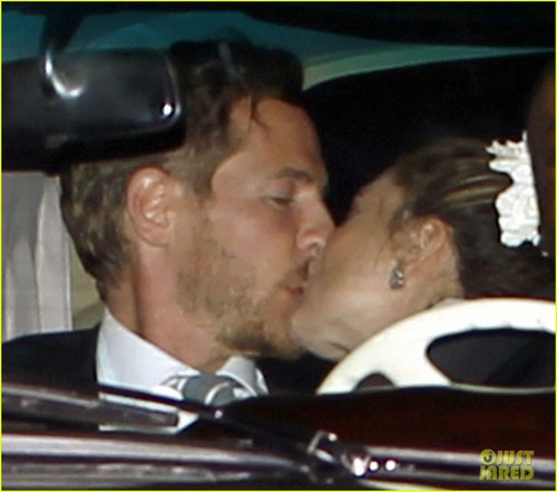  Drew Barrymore & Will Kopelman: Wedding Kiss!
