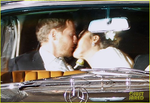  Drew Barrymore & Will Kopelman: Wedding Kiss!