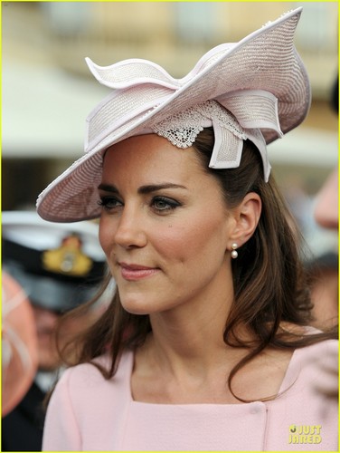 Duchess Kate: Buckingham Palace Garden Tea Party!