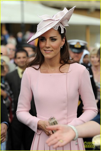  Duchess Kate: Buckingham Palace Garden चाय Party!