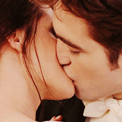  Edward and Bella baciare
