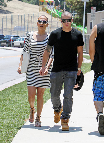  Jennifer Lopez And Family Seen At The Round Meadow Elementary School In Calabasas [3 June 2012]
