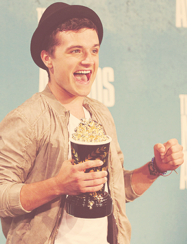  Josh at the 엠티비 Movie Awards