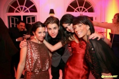  Justin and Selena with Pattie and Erin at Justin’s 18th Birthday Party , 2012