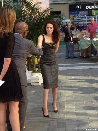 Kristen at "The Today Show" in New York - 31/05/12.