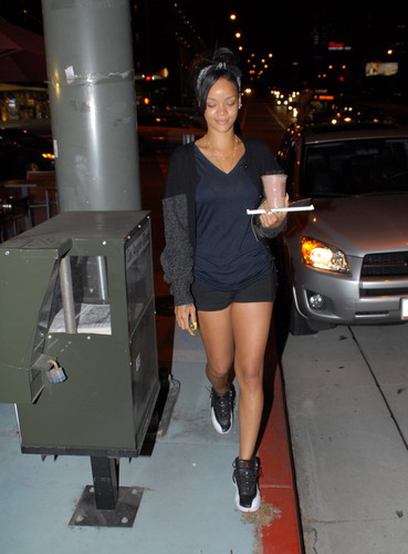  Making A Late Night Coffee Run In Santa Monica [4 June 2012]