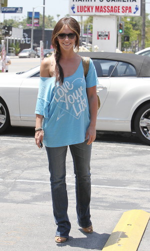  Out And About In Toluca Lake [31 May 2012]