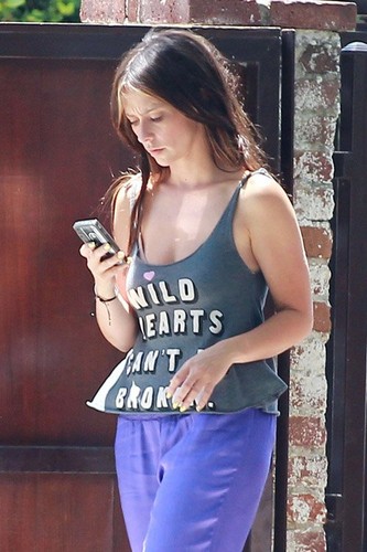  Outside Her ہوم In Los Angeles [30 May 2012]