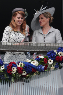  Princess Beatrice and Countess Sophie at the Epsom racecourse