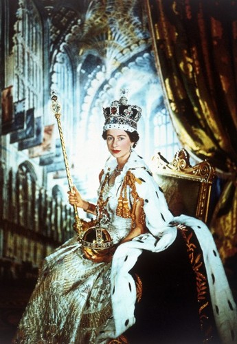  퀸 Elizabeth II’s Coronation Ensemble