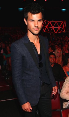  Taylor at 2012 엠티비 Movie Awards