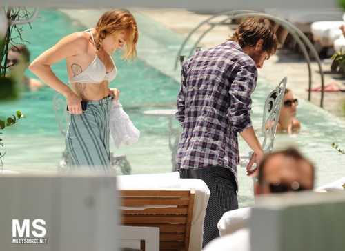 13/06 In The Pool Of Her Hotel In Miami