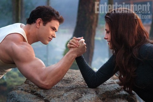 Bella and Emmett arm wrestling