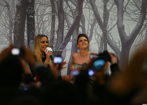  HQ foto-foto of Kristen at the "Snow White and the Huntsman" premiere in Sydney. {19/06/12}