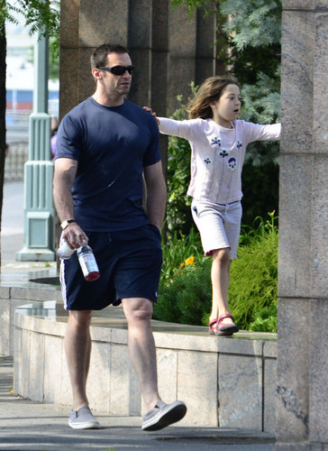 Hugh Jackman and His Kids Spend Father's día at the Park