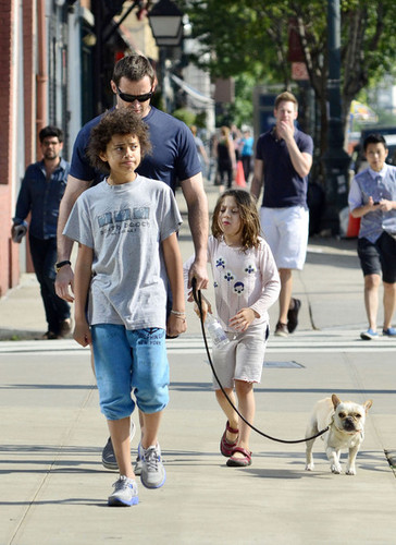  Hugh Jackman and His Kids Spend Father's siku at the Park