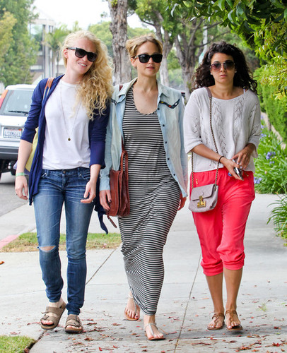  Jen out with 프렌즈 in Santa Monica {13/06/12}