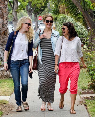  Jen out with फ्रेंड्स in Santa Monica {13/06/12}