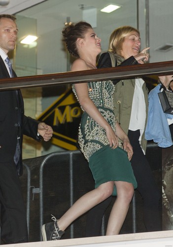  Kristen at the "Snow White and the Huntsman" premiere in Sydney. {19/06/12}
