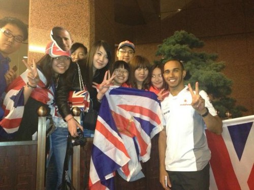 Lewis & Chinese Fans Twit Pic