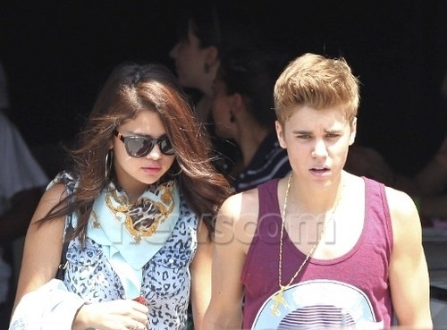 Selena - With Justin at MMVA - June 16, 2012