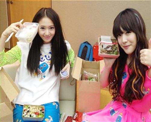  f(x)’s Krystal and Sulli enjoy the delicious 음식 from 팬