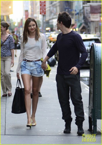  Miranda Kerr and Orlando Bloom holding hands in the Big pomme