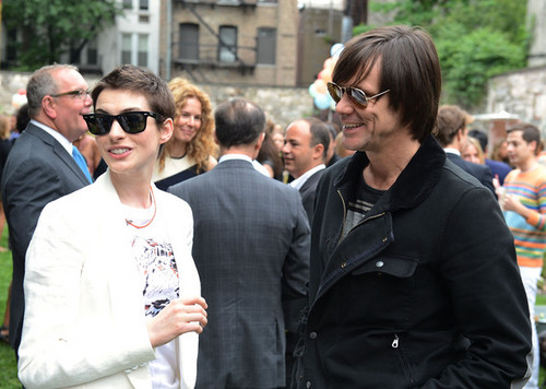 Actors Anne Hathaway and Jim Carrey 
