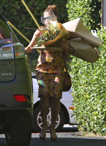  Eva - Picks Up お花 in California - June 19th, 2012