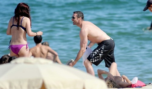  Hugh Jackman in the beach, pwani