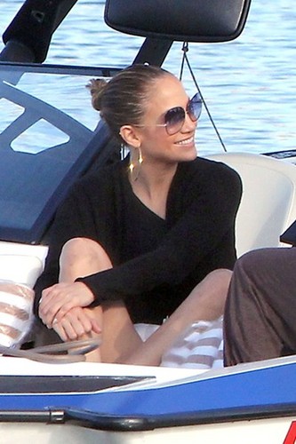  Jennifer Lopez relaxes in Rio