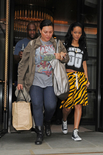  Leaving Her Hotel In Лондон [19 June 2012]