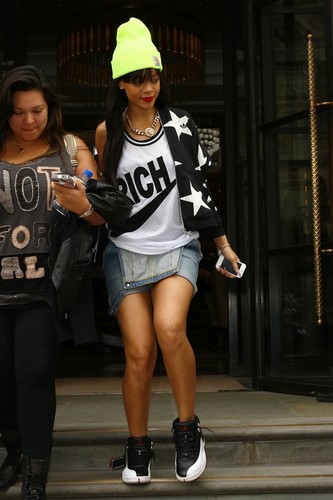  Leaving Her Hotel In 런던 [23 June 2012]