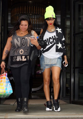  Leaving Her Hotel In लंडन [23 June 2012]