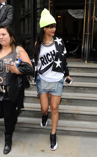  Leaving Her Hotel In Londres [23 June 2012]