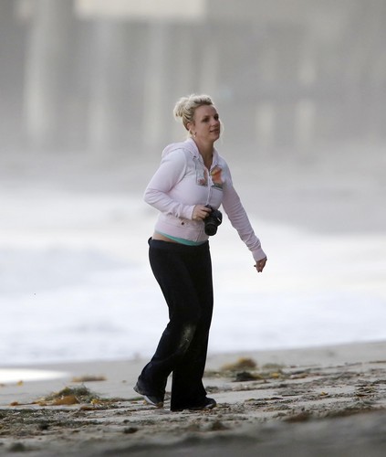  On The plage In Malibu [23 June 2012]