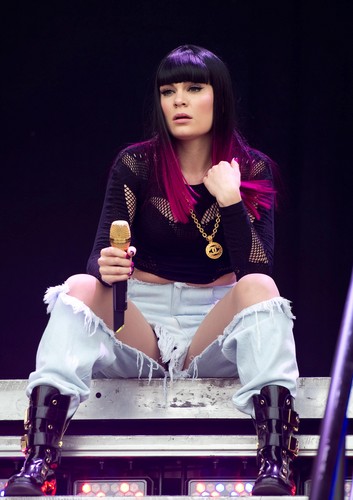  Performs On The Main Stage On hari 3 Of The Isle Of Wight Festival [23 June 2012]